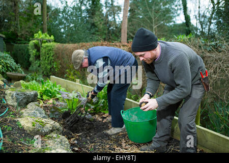 Due uomini al lavoro in giardino, Bournemouth, nella contea di Dorset, Regno Unito, Europa Foto Stock