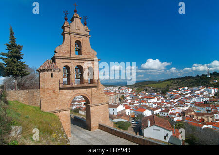 Belfry gate del castello e borgo, Aracena, provincia di Huelva, regione dell'Andalusia, Spagna, Europa Foto Stock