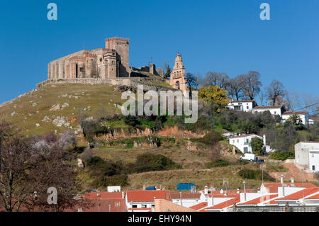 Priory chiesa del castello del XV secolo- e la città, a Aracena, provincia di Huelva, regione dell'Andalusia, Spagna, Europa Foto Stock