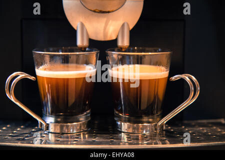 Due tazze di caffè appena macinato, caffè pronto da bere e godere. Foto Stock