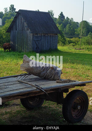 Paesaggio rurale. Villaggio granaio, mucche e cavalli carrello. Foto Stock