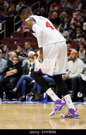 Philadelphia, Pennsylvania, USA. Il 18 marzo, 2015. Philadelphia 76ers center Nerlens Noel (4) lentamente i capi fino alla Corte nel corso del gioco NBA tra i pistoni di Detroit e la Philadelphia 76ers presso la Wells Fargo Center di Philadelphia, Pennsylvania. La Filadelfia 76ers ha vinto 94-83. Foto Stock