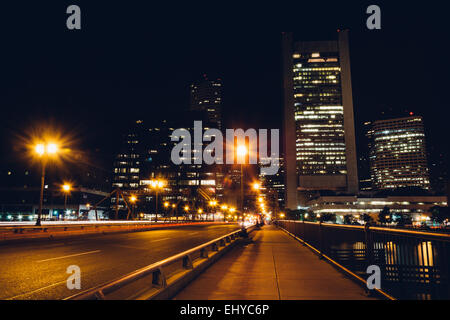 L'estate Street Bridge di notte a Boston, Massachusetts. Foto Stock