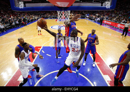 Philadelphia, Pennsylvania, USA. Il 18 marzo, 2015. Philadelphia 76ers guard Jason Richardson (23) pone il tiro con pistoni di Detroit center Andre Drummond (0) difendere durante il gioco NBA tra i pistoni di Detroit e la Philadelphia 76ers presso la Wells Fargo Center di Philadelphia, Pennsylvania. La Filadelfia 76ers ha vinto 94-83. Foto Stock