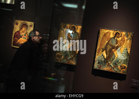 Praga, Repubblica Ceca. Il 18 marzo 2015. Un visitatore di fronte all'icona cretese di San Giovanni Battista come l angelo del deserto a partire dalla seconda metà del XVII secolo durante la fase di apertura della mostra la tradizione bizantina attraverso i secoli a Praga, Repubblica Ceca. La mostra presenta una selezione eccellente di Greco icone ortodosse provenienti dalle collezioni del Kondakov Istituto Archeologico (Praga) e il Museo dell'icona russa (Mosca) corre fino al 13 maggio 2015, in Strahov Picture Gallery. Foto Stock