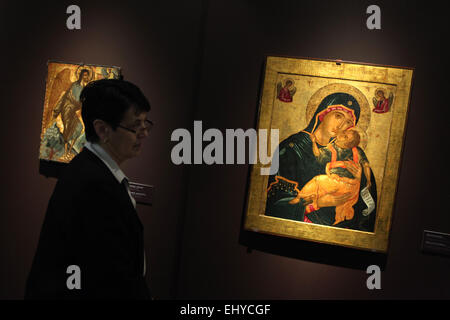 Praga, Repubblica Ceca. Il 18 marzo 2015. Un visitatore di fronte il cretese icona della Madre di Dio Glykophilousa a partire dalla seconda metà del XV secolo e la prima metà del XVI secolo durante la fase di apertura della mostra la tradizione bizantina attraverso i secoli a Praga, Repubblica Ceca. La mostra presenta una selezione eccellente di Greco icone ortodosse provenienti dalle collezioni del Kondakov Istituto Archeologico (Praga) e il Museo dell'icona russa (Mosca) corre fino al 13 maggio 2015, in Strahov Picture Gallery. Foto Stock