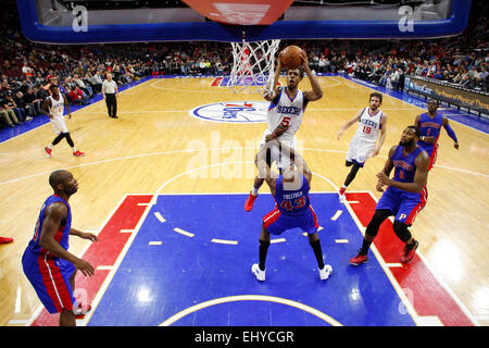 Philadelphia, Pennsylvania, USA. Il 18 marzo, 2015. Philadelphia 76ers guard Ish Smith (5) viene chiamato con il fallo come egli va per il colpo su pistoni di Detroit avanti Anthony Tolliver (43) durante il gioco NBA tra i pistoni di Detroit e la Philadelphia 76ers presso la Wells Fargo Center di Philadelphia, Pennsylvania. La Filadelfia 76ers ha vinto 94-83. Foto Stock