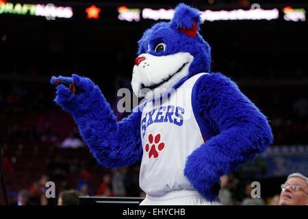 Philadelphia, Pennsylvania, USA. Il 18 marzo, 2015. Philadelphia 76ers mascotte Franklin reagisce durante il gioco NBA tra i pistoni di Detroit e la Philadelphia 76ers presso la Wells Fargo Center di Philadelphia, Pennsylvania. La Filadelfia 76ers ha vinto 94-83. Foto Stock