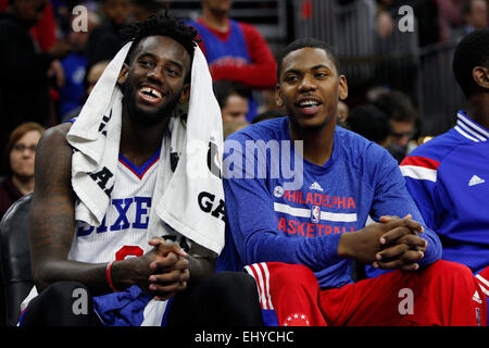 Philadelphia, Pennsylvania, USA. Il 18 marzo, 2015. Philadelphia 76ers guard JaKarr Sampson (9) e la protezione Glenn Robinson III (1) Guardare dal banco durante il gioco NBA tra i pistoni di Detroit e la Philadelphia 76ers presso la Wells Fargo Center di Philadelphia, Pennsylvania. La Filadelfia 76ers ha vinto 94-83. Foto Stock