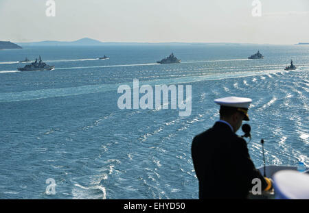 (150319) -- CANAKKALE, Marzo 19, 2015 (Xinhua) -- Navi da guerra partecipare alla cerimonia di commemorazione per il centesimo anniversario della campagna di Gallipoli in Canakkale Marzo 18, 2015. La Turchia il mercoledì ha commemorato il centenario della campagna di Gallipoli dagli alleati nella guerra mondiale I nel sud-ovest della città di Canakkale. Più di mille persone tra soldati e funzionari del governo hanno aderito alla cerimonia di commemorazione in Canakkale, circa 340 chilometri a sud-ovest di Istanbul. La campagna di Gallipoli, noto anche come la campagna dei Dardanelli, è stata una battaglia nella guerra mondiale I che ha avuto luogo in Gallipoli p Foto Stock