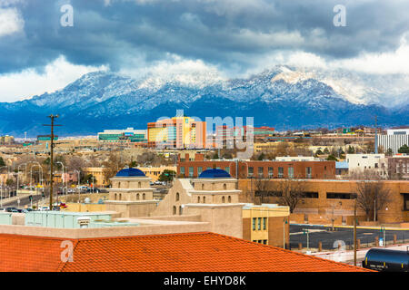 Vista delle montagne in lontananza e gli edifici in Albuquerque, Nuovo Messico. Foto Stock