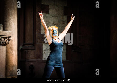 Donna che indossa una maschera di cavallo a Boston, Massachusetts. Foto Stock