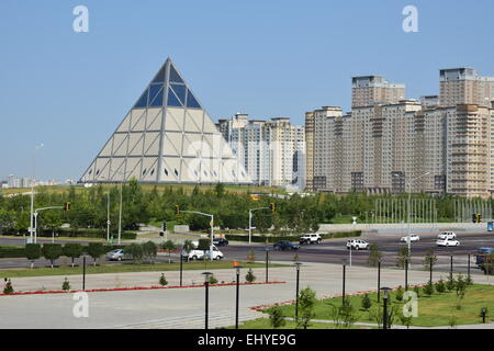 La Piramide, a.k.a. Palazzo della pace e della riconciliazione in Astana, Kazakistan Foto Stock