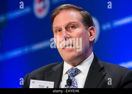 Washington, DC, Stati Uniti d'America. Xvii Mar, 2015. Peter Lengyel, Presidente e CEO di Safran USA, parla al XIV annuale di U.S. Camera di Commercio di fondazione vertice di aviazione nel centro cittadino di Washington D.C., il 17 marzo 2015. Credito: Kristoffer Tripplaar/Alamy Live News Foto Stock