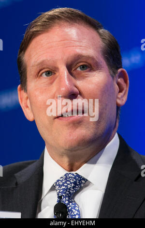 Washington, DC, Stati Uniti d'America. Xvii Mar, 2015. Peter Lengyel, Presidente e CEO di Safran USA, parla al XIV annuale di U.S. Camera di Commercio di fondazione vertice di aviazione nel centro cittadino di Washington D.C., il 17 marzo 2015. Credito: Kristoffer Tripplaar/Alamy Live News Foto Stock