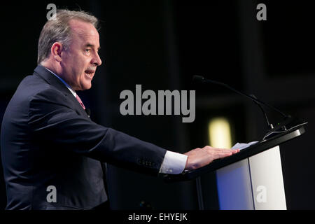 Washington, DC, Stati Uniti d'America. Xvii Mar, 2015. James Hogan, presidente e CEO di Etihad Airways, parla al XIV annuale di U.S. Camera di Commercio di fondazione vertice di aviazione nel centro cittadino di Washington D.C., il 17 marzo 2015. Credito: Kristoffer Tripplaar/Alamy Live News Foto Stock