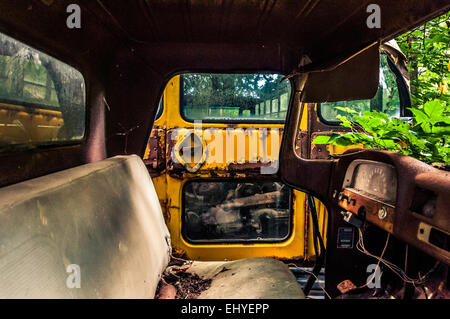 Veicoli abbandonati in un junkyard. Foto Stock