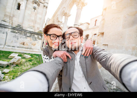 Giovane tenendo selfie foto Foto Stock