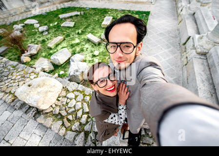 Giovane tenendo selfie foto Foto Stock