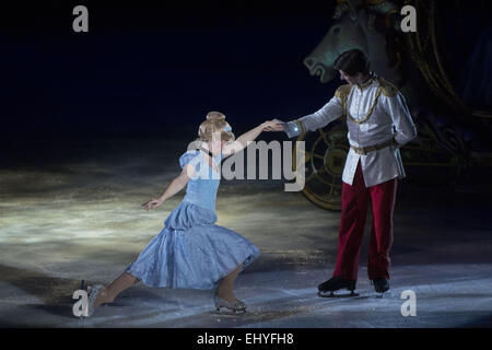 Calgary, Canada. Il 18 marzo, 2015. Cenerentola è accolto alla sfera in Disney on Ice presenta : Principesse ed eroi in Calgary. Credito: Baden Roth/ZUMA filo/Alamy Live News Foto Stock