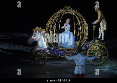 Calgary, Canada. Il 18 marzo, 2015. Cenerentola è accolto alla sfera in Disney on Ice presenta : Principesse ed eroi in Calgary. Credito: Baden Roth/ZUMA filo/Alamy Live News Foto Stock