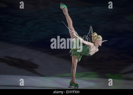 Calgary, Canada. Il 18 marzo, 2015. Tinker Bell fa il suo modo di ghiaccio di Disney On Ice presenta : Principesse ed eroi in Calgary. Credito: Baden Roth/ZUMA filo/Alamy Live News Foto Stock