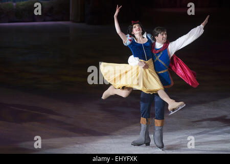 Calgary, Canada. Il 18 marzo, 2015. Snow White balza in un principe di braccia in Disney On Ice presenta : Principesse ed eroi in Calgary. Credito: Baden Roth/ZUMA filo/Alamy Live News Foto Stock