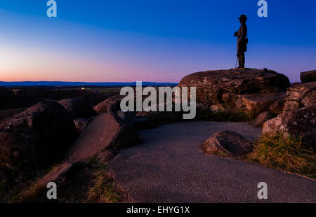 Massi e statua in Little Round Top al crepuscolo, Gettysburg, Pennsylvania. Foto Stock