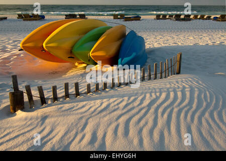 Una spiaggia panoramica di immagini colorate impilate kayak sulla spiaggia di Pensacola. Foto Stock