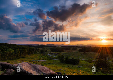 Estate colorato tramonto da poco Roundtop in Gettysburg, Pennsylvania Foto Stock