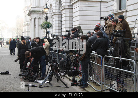 Londra, Regno Unito. Il 18 marzo, 2015. I fotografi al di fuori del numero 11 di Downing Street prima di George Osborne, il Cancelliere dello Scacchiere fornisce il suo discorso budget in House of Commons. Credito: Paolo Marriott/Alamy Live News Foto Stock