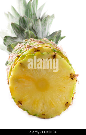 Fresco di ananas a fette su sfondo bianco. Foto Stock