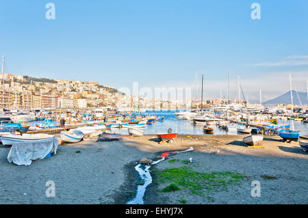 Napoli , Italia - dicembre 31, 2013: Veduta di Napoli da Mergellina con mare Mediterraneo,barche e il Monte Vesuvio. Napoli è th Foto Stock