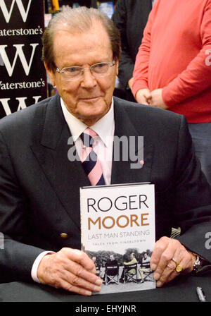 Sir Roger Moore segni copie del suo nuovo libro "Last Man Standing: Racconti da Tinseltown' a Waterstones Kingston offre: Sir Roger Moore dove: Kingston, Regno Unito quando: 13 Set 2014 Foto Stock