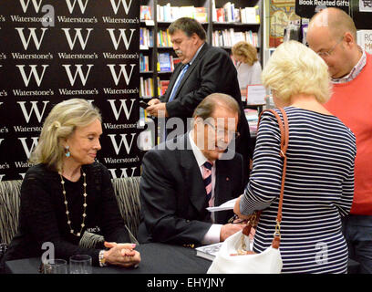 Sir Roger Moore segni copie del suo nuovo libro "Last Man Standing: Racconti da Tinseltown' a Waterstones Kingston offre: Sir Roger Moore dove: Kingston, Regno Unito quando: 13 Set 2014 Foto Stock