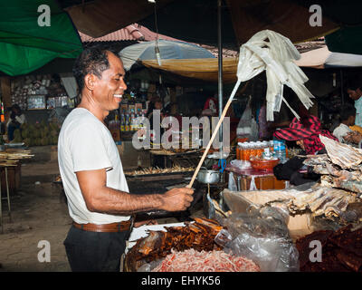Mercato del granchio in Kep, Cambogia. Tradizionale occupazione per fare una vita. Un uomo sorridente la vendita di cibo locale. Foto Stock