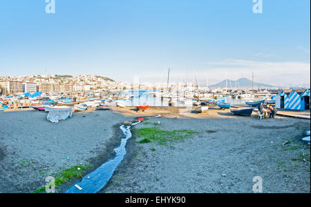 Napoli , Italia - dicembre 31, 2013: Veduta di Napoli da Mergellina con mare Mediterraneo,barche e il Monte Vesuvio. Napoli è th Foto Stock