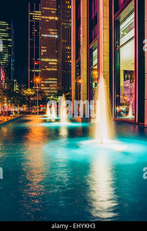 Fontane di notte, Rockefeller Center, Midtown Manhattan, New York. Foto Stock