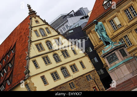 Il monumento a Schiller di fronte gli edifici storici di Fruchtkasten e Alte Kanzlei (Cancelleria), Schillerplatz Stoccarda. Foto Stock