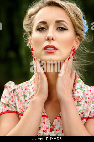 Ritratto di una metà donna adulta tenendo le sue mani per il suo volto Foto Stock