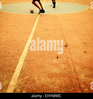 Ragazzi che giocano a calcio Foto Stock