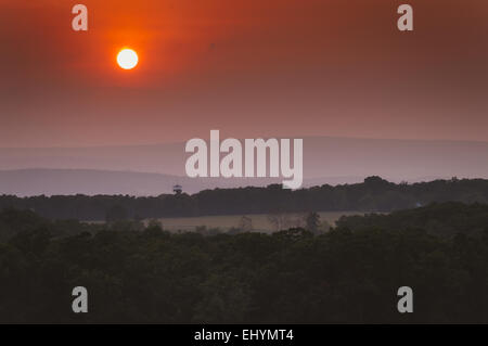 Fumoso tramonto sui monti Appalachi da Little Round Top nel Gettysburg, Pennsylvania. Foto Stock