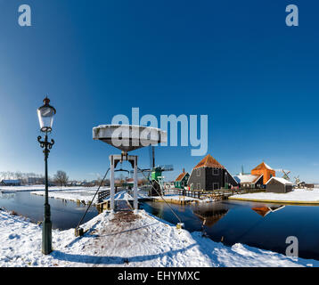 Paesi Bassi, Olanda, Europa, Zaandam, Open Air Museum, De Zaanse Schans, mulino a vento, città, villaggio, acqua, inverno, la neve, il ghiaccio, Foto Stock