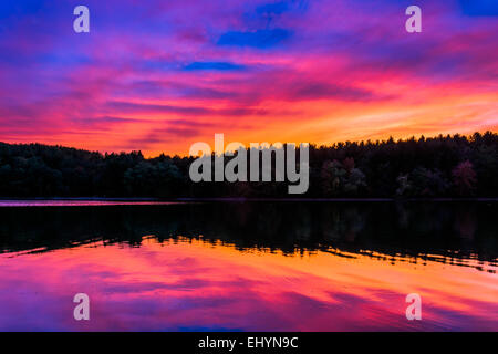 Caduta incredibile tramonto sul braccio lungo il serbatoio, vicino Hannover, Pennsylvania. Foto Stock