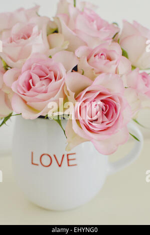 Le rose rosa in un amore Mug Foto Stock
