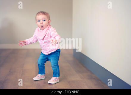 Baby girl ad imparare a camminare Foto Stock