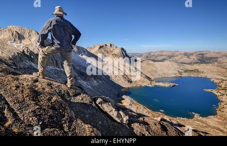 Uomo in piedi sulla cresta di pastore, Yosemite National Park, California, Stati Uniti d'America Foto Stock