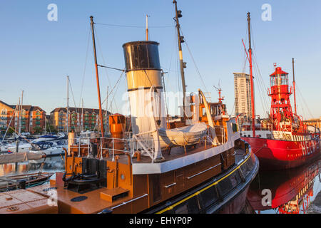 Il Galles, Glamorgan, Swansea, Swansea Docks, National Waterfront Museum, navi storiche e moderne Waterside Apartments Foto Stock