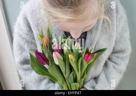 Ragazza con un mazzo di tulipani Foto Stock