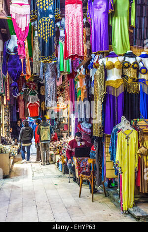 Abbigliamento colorato in Khan el-Khalili souk al Cairo. Foto Stock